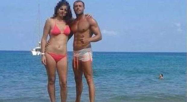 "Ecco chi mi sono fatto a Ibiza", e posta la foto in bikini. 'Playboy' massacrato su Fb