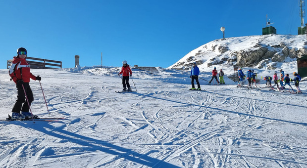 Monte Piselli, chiusura con il botto: «Cinquemila presenze in ogni weekend». Nella foto lo sci a Monte Piselli