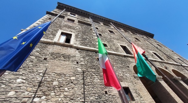 Morte di Silvio Berlusconi: bandiere a mezz'asta a palazzo Spada