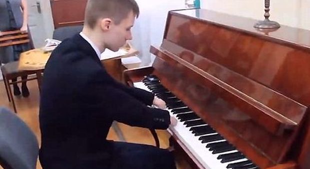 Senza mani dalla nascita, a 15 anni diventa maestro di pianoforte: la passione senza limiti di Alexey