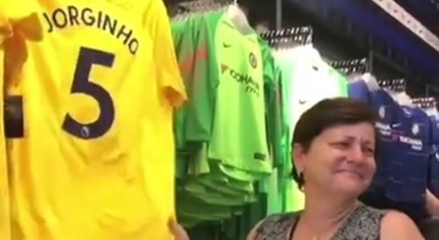 Chelsea, mamma Jorginho commossa davanti alla sua maglia Video twitter