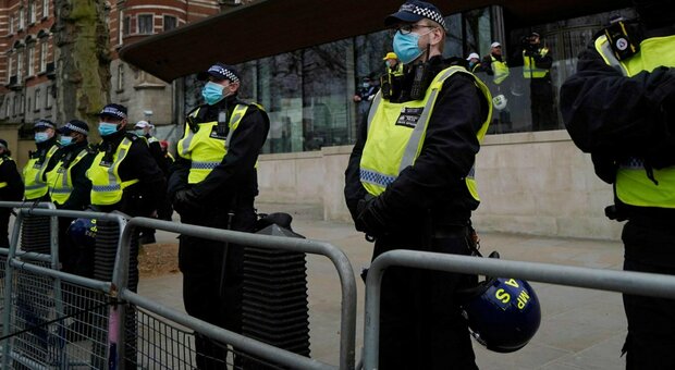 Gran Bretagna, degenera manifestazione a Bristol: 20 poliziotti feriti e 7 arresti