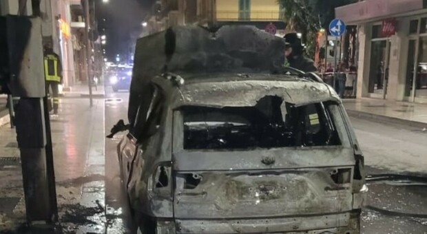 Incendio nella notte in centro: auto di un imprenditore data alla fiamme