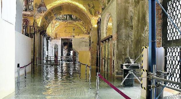 Acqua alta nella Basilica di San Marco a Venezia