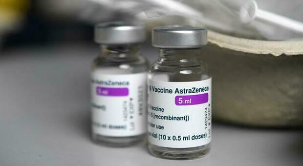 Dopo il blocco su AstraZeneca, vaccini a rilento per gli over 70: in 59.769 hanno ricevuto una sola dose