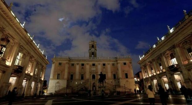 Roma, la Lega attacca Gualtieri: «Non risponde sui costi di acqua, luce e gas nella case occupate»