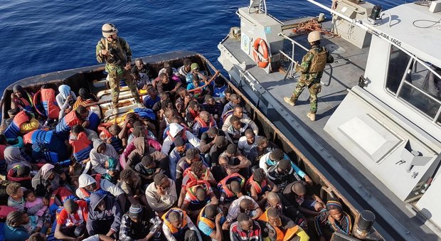 Migranti, 1.400 in salvo in un giorno: dai gommoni recuperati anche due cadaveri