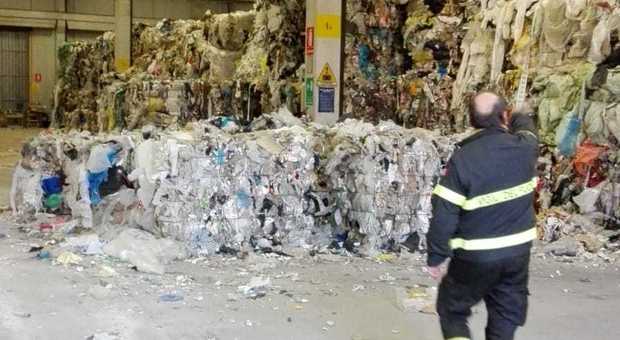 Sequestrato capannone abusivo pieno di rifiuti, attesi test sulla tossicità