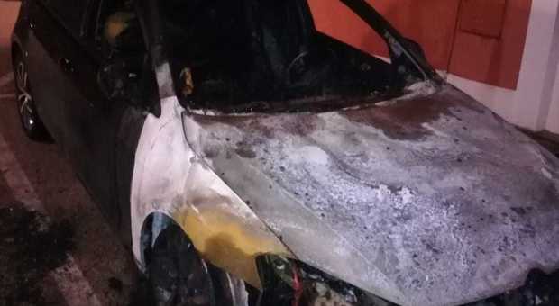 Porto Recanati, auto a fuoco in centro nella notte: è mistero sulle cause