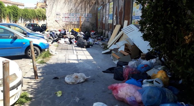 Ferragosto con i cumuli di rifiuti nel Napoletano: a Marano emergenza
