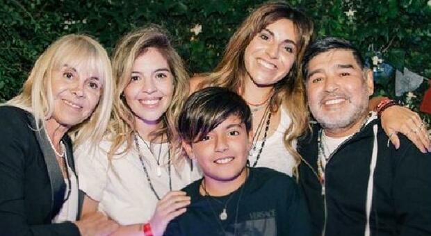 Maradona, le figlie Dalma e Gianinna e l'ex moglie Claudia escluse dal testamento