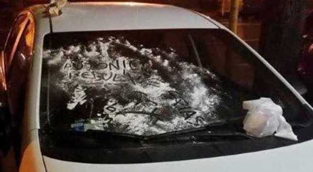 Baby-gang imbratta le auto in piazza Vandalismi al lavatoio della Cordara
