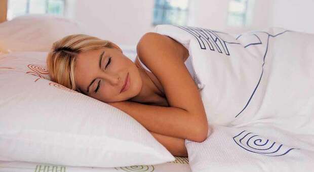 Qual è l'orario migliore per andare a dormire? Cambia tra uomo e donna. Ecco lo studio che spiega come ridurre i rischi per il cuore