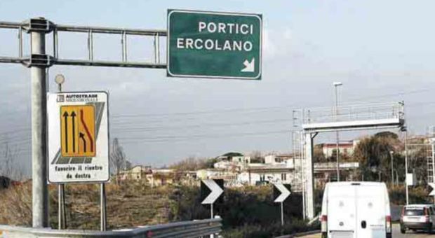 Schianto sulla Napoli-Salerno, muore motociclista di 48 anni: traffico in tilt