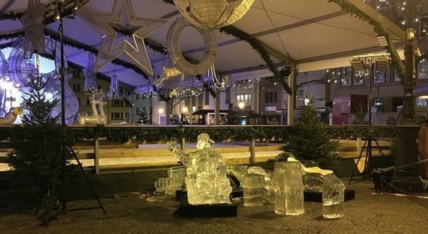 Tragedia al mercatino di Natale, statua di ghiaccio cade uccidendo un bimbo di due anni
