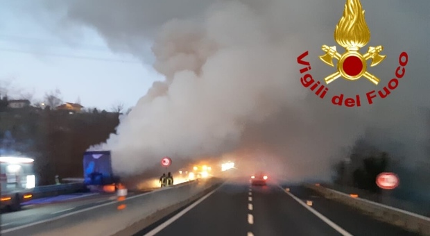 Avellino, incendio distrugge un tir e provoca la chiusura dell'autostrada