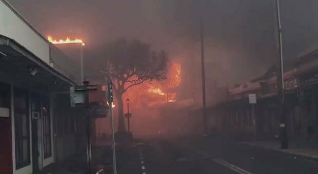 Hawaii, l'uragano Dora aumenta gli incendi: civili in fuga