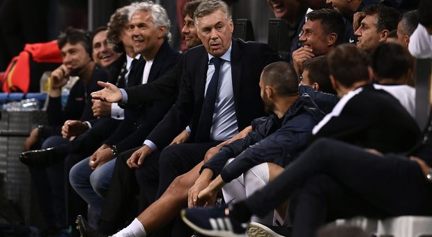 Ancelotti dribbla il Napoli: «Io in panchina? Pirlo è divertente»