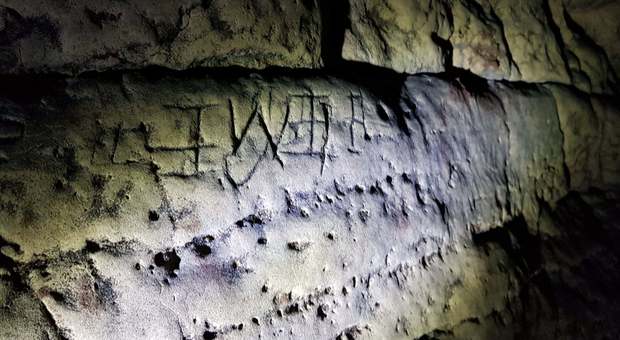 Misteriosa grotta scoperta dagli escursionisti: «È la porta dell'inferno»