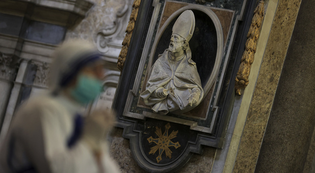 Coronavirus a Napoli, Napoli, messa di Pasqua nel Duomo vuoto: «La luce saprà presto schiarire le tenebre»