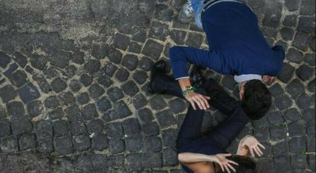 «Stai ferma o ti sfregio e ti ammazzo»: l'incubo di una ragazza stuprata a Milano dopo aver perso il cellulare