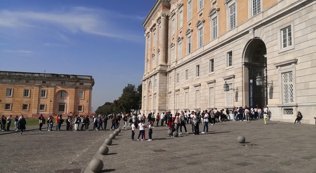 Turisti in fila alla Reggia di Caserta