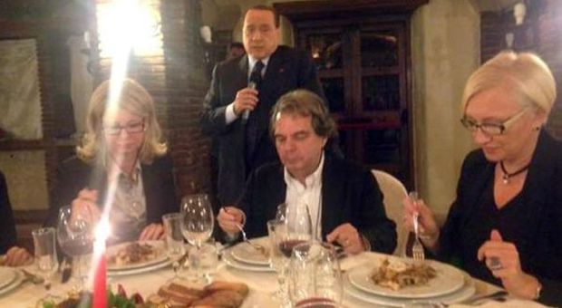 Berlusconi, cena di Natale con barzelletta: "Io ta-ta-ta, Renzi invece bla-bla-bla"