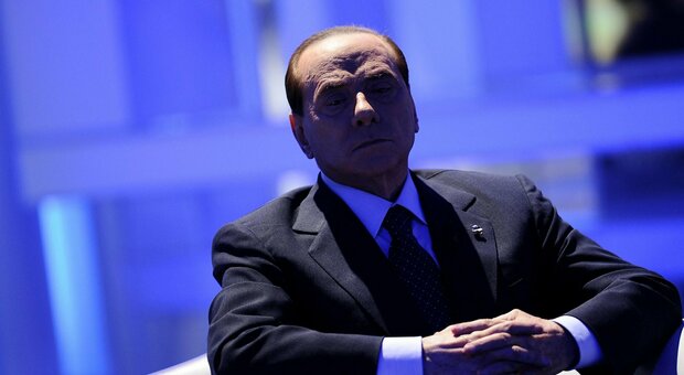 Addio Berlusconi, Mediaset cambia programmazione: salta l'Isola dei Famosi. “Grazie Silvio" accanto al logo. Le modifiche al palinsesto