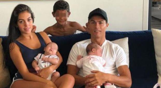 Cristiano Ronaldo insieme alla fidanzata e ai figli
