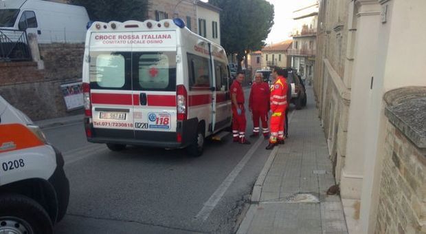 Un equipaggio della Croce Rossa di Osimo.