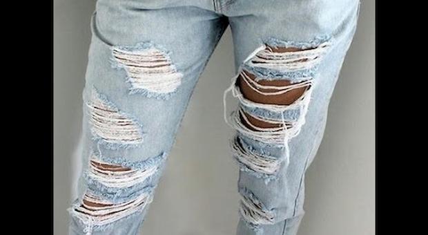 I jeans strappati moda tornata di tendenza