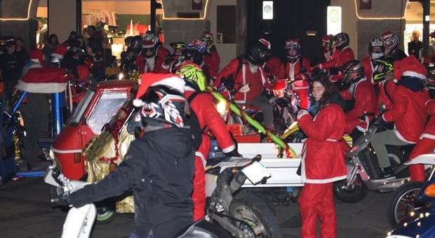 Babbo Natale arriva in Vespa al Cro con i volontari di Cavolano