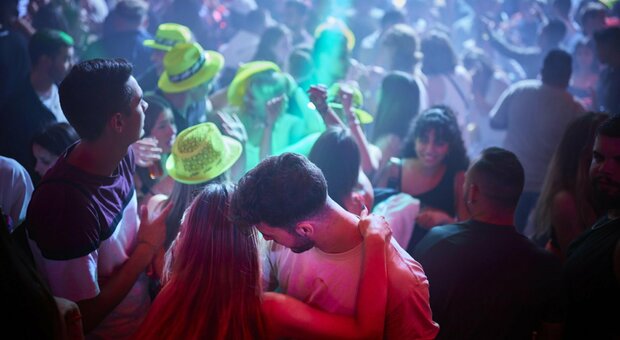 «Ragazze drogate in discoteca con un'iniezione»: cos'è il "needle-spiking", allarme tra i giovani