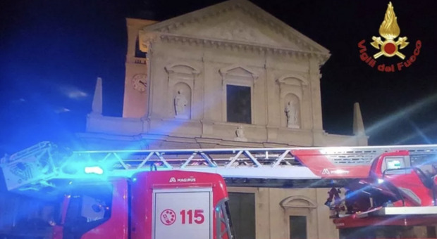 Accade a Saronno il bizzarro episodio di un 20enne che si è arrampicato sul tetto del Duomo per poi sparire