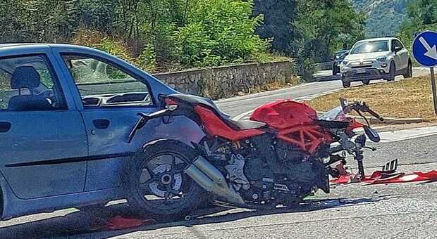 Tagliacozzo, schianto tra auto e moto: ferito motociclista romano