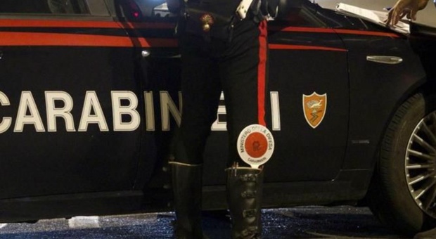 Napoli, non si ferma all'alt e investe un carabiniere: inseguito e arrestato