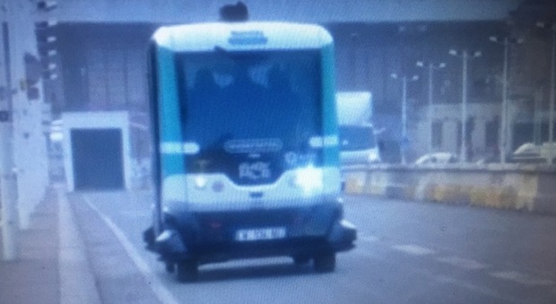 Il bus robot a Parigi Foto Reuters