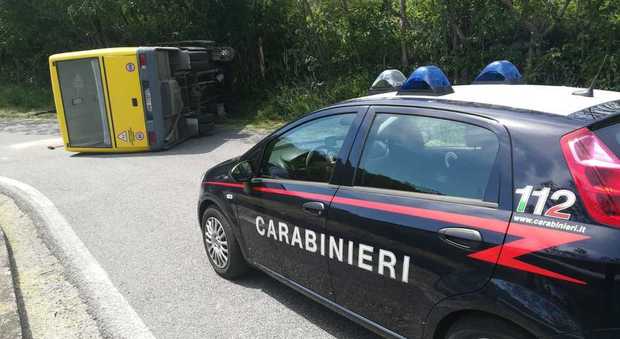 Padova, scuolabus si rovescia su un fianco. L'autista romeno scappa e lascia i bambini feriti: 7 studenti in ospedale