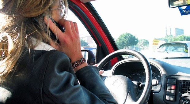 Incidenti, la polizia stradale: «La vera piaga è l'uso dei telefonini»