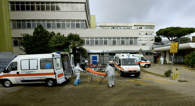 Napoli, notte da incubo all'ospedale Cardarelli: pronto soccorso nel caos, arrivano i carabinieri