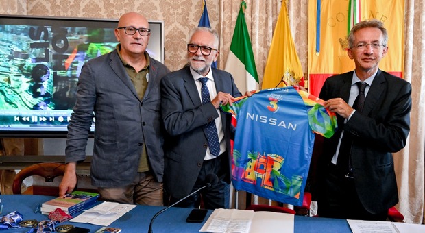 Il sindaco Gaetano Manfredi con la maglia multicolor