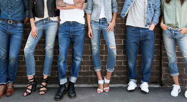 Jeans, il capo preferito dagli italiani: nel Belpaese 6 paia a testa