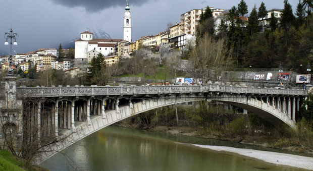 Il ponte della Vittoria sul Piave e sullo sfondo il centro storico di Belluno