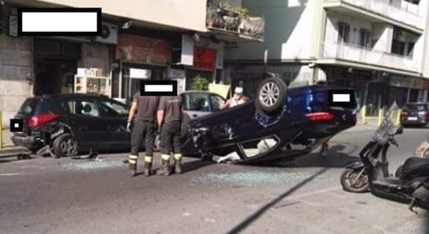 Napoli, si ribalta a Fuorigrotta dopo carambola con auto in sosta: illeso il conducente