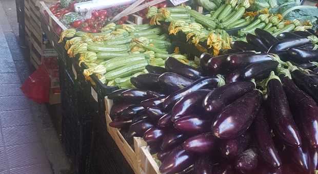 Ortaggi, frutta e verdura venduti in strada a Pianura (Foto Polizia Municipale Napoli