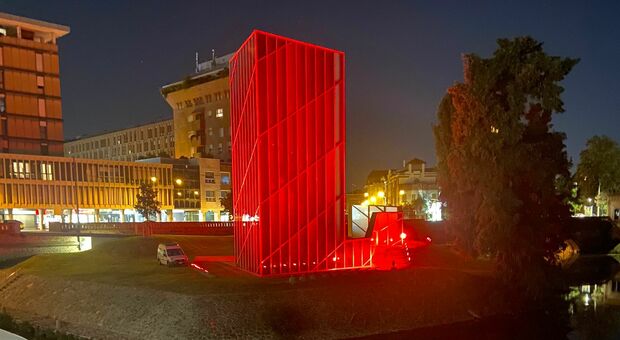 Il monumento "Memoria e luce" in versione rossa
