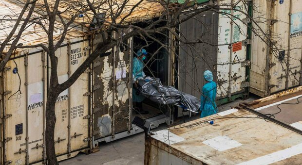 Boom contagi a Hong Kong: «Costretti a chiedere bare alla Cina». I corpi stipati in container frigoriferi