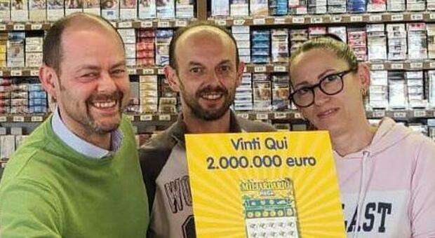 Vincita di 2 milioni con un Gratta e vinci da 10 euro: il tabaccaio lo scopre controllando le statistiche