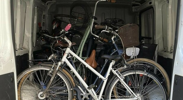Milano, 10mila euro di biciclette rubate torneranno ai legittimi proprietari. Denunciato un uomo: le rivendeva online dopo il furto