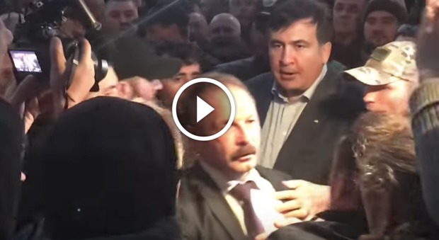 Deputato preso a pugni dai manifestanti davanti al Parlamento, il video dell'aggressione